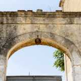 ...ad eccezione di un ampio arco in pietra di ingresso chiuso da una lamiera in ferro